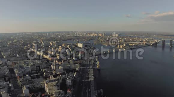 基辅市Drone航班飞越Dnieper河阳光明媚的春天视频的预览图
