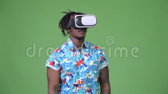 年轻英俊的非洲游客使用虚拟现实耳机视频的预览图