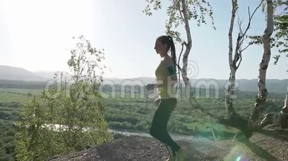 在山上的森林小路上跑步的女孩Fit高加索女子运动健身模式运动员小道视频的预览图