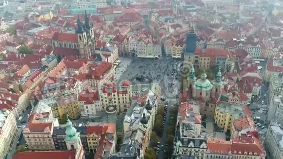 泰恩教堂从空中布拉格老城广场从空中布拉格的航班视频的预览图