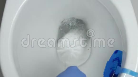 使用洗涤剂防护手套和塑料刷子清洁厕所视频的预览图