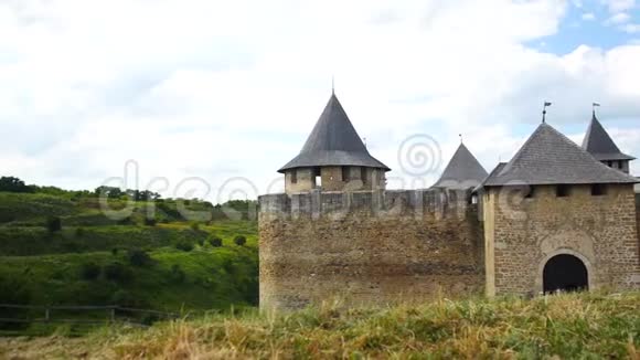 古堡的全景有坚固城墙的石堡视频的预览图