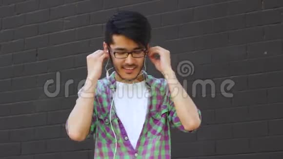 戴着耳机在户外跳舞的亚洲人视频的预览图