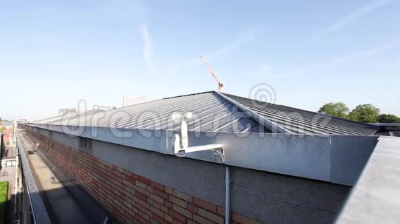 平屋顶上的风速仪视频的预览图