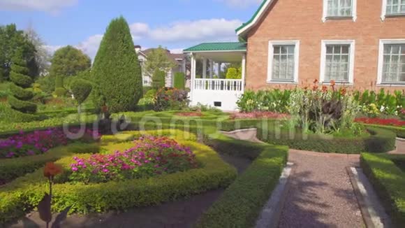 房子附近有树木的美丽几何花园的景色视频的预览图
