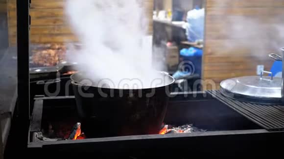 一大桶热食品是在街头的圣诞市场上用煤煮的视频的预览图