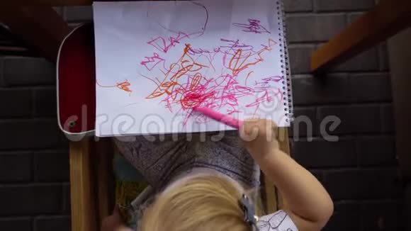 小女孩在相册里画画顶部视图视频的预览图