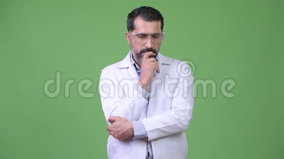 快乐的波斯胡子男医生戴着防护眼镜思考视频的预览图