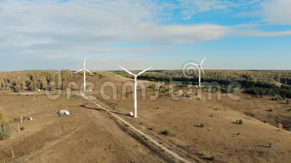 风力发电机在田野上旋转风力发电机风力发电机由上视频的预览图
