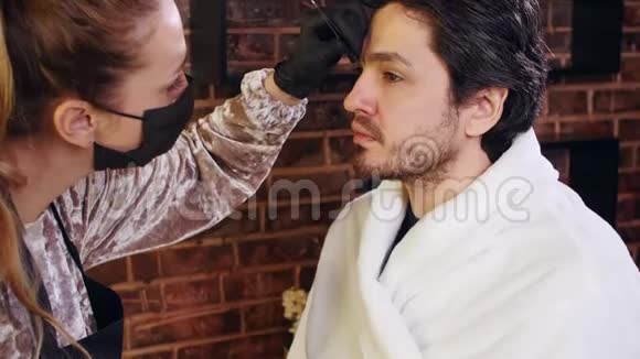 年轻时尚的美容院男人面部和眉毛护理视频的预览图