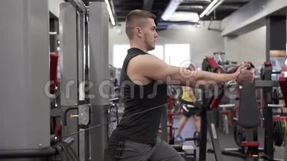 强壮的年轻男性成人进行胸部和肩部肌肉模拟运动视频的预览图