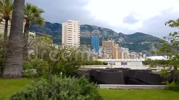 几家酒店位于山的背景下在度假村租赁住宿视频的预览图