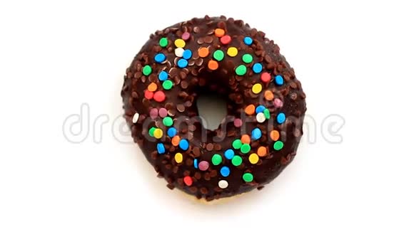 带有五颜六色的巧克力甜甜圈在白色背景下旋转俯视视频的预览图