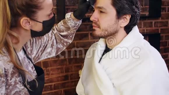年轻时尚的美容院男人面部和眉毛护理视频的预览图