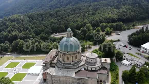 奥罗帕比利亚意大利2018年7月7日奥罗帕美丽神宫的航空景观与奥罗帕保护区穹顶的正面视频的预览图