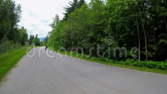 男人在路上骑滑板视频的预览图