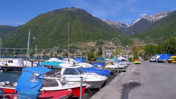 瑞士蒙特勒日内瓦湖港口停泊的船只船只游艇视频的预览图