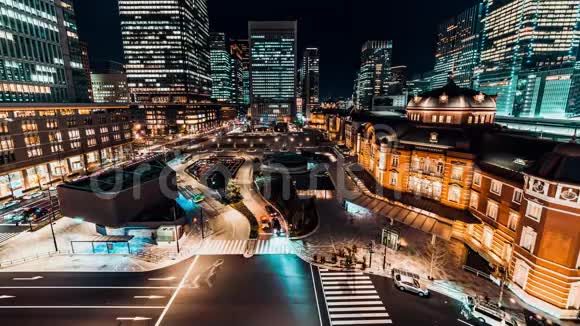 4KUHD时间晚上东京站的汽车交通中断日本人穿越道路东京旅游景点概念视频的预览图
