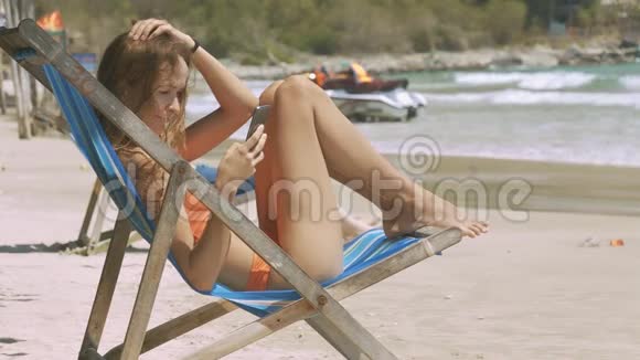 女孩在木柴雪龙对波浪冲浪视频的预览图