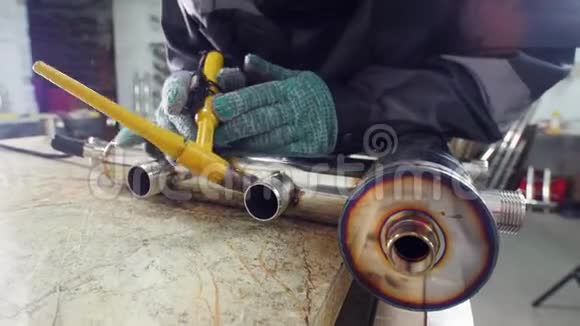 微型焊接面罩工作人员在工厂使用碳化金属槽电火花雕刻设备视频的预览图