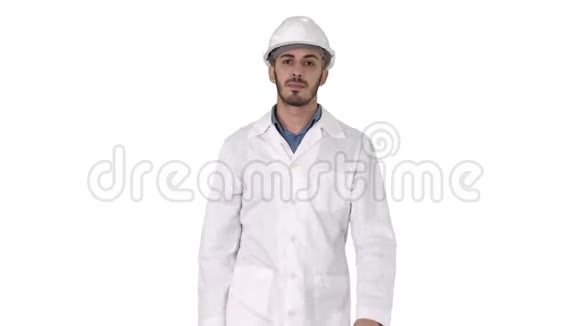 戴着头盔和白色长袍的阿拉伯工程师在白色背景上向前走视频的预览图