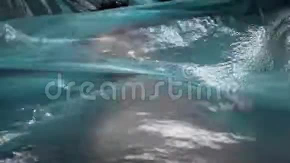 头发湿漉漉的家伙躺在蓝色玻璃纸电影里模仿水波唱歌视频的预览图