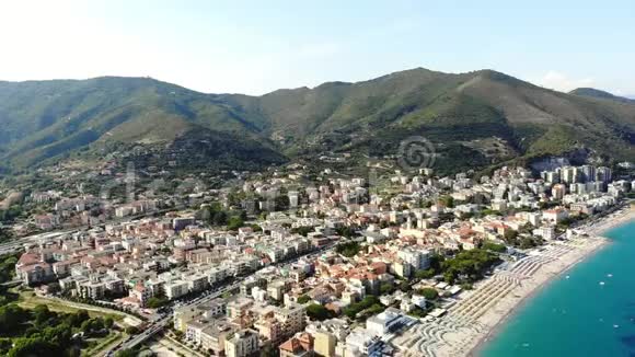 Spotorno意大利2018年7月7日意大利利古里亚地中海海滨SpotornoSpotorno村的航空全景视频的预览图