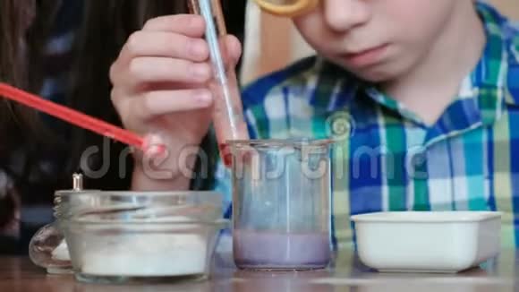 在家做化学实验男孩用手指摸烧杯里的液体视频的预览图