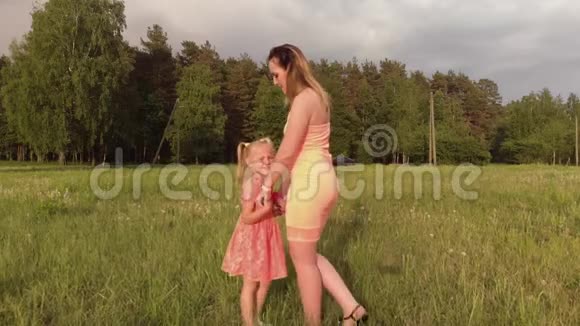 快乐的母亲和她的小女儿玩耍玩得开心年轻的白种人妈妈穿着视频的预览图