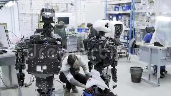 工厂为生产机器人现代机器人发展一群年轻的工程师创造了新的现代机器人视频的预览图