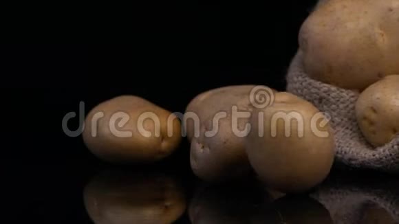 黑背景马铃薯纺丝蔬菜视频的预览图