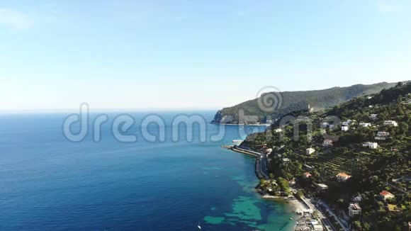 Spotorno意大利2018年7月7日意大利利古里亚地中海海滨SpotornoSpotorno村的航空全景视频的预览图