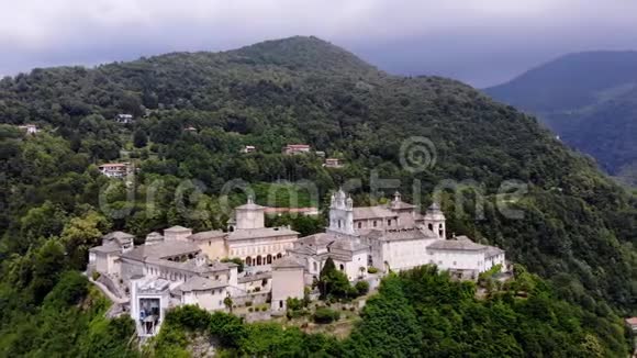 意大利比利亚2018年7月7日美丽神宫的航空景观古庙建筑群大城堡圣所位于视频的预览图