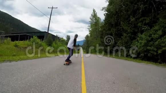 男人在路上骑滑板视频的预览图