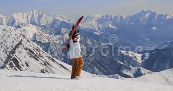 滑雪者站在滑雪板旁边冲进雪地享受着视频的预览图