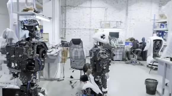 工厂为生产机器人现代机器人发展一群年轻的工程师创造了新的现代机器人视频的预览图