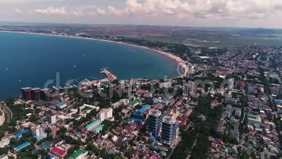 空中录像黑海沿岸最大的城市度假小镇阿那帕2019视频的预览图