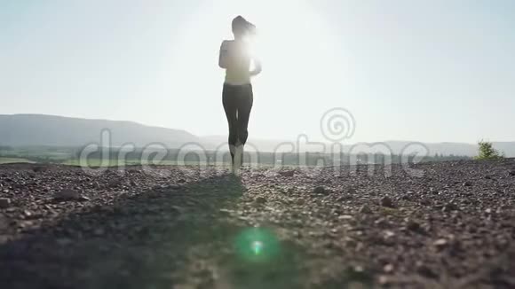 日落时分年轻女子在山上奔跑女运动员跑得飞快体育女孩跑步视频的预览图
