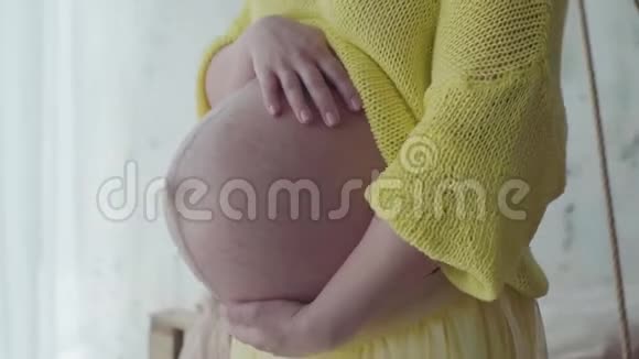 孕妇站在家时抱着肚子慢动作视频的预览图