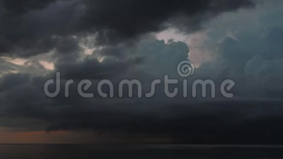 热带海洋上空的戏剧性日落视频的预览图
