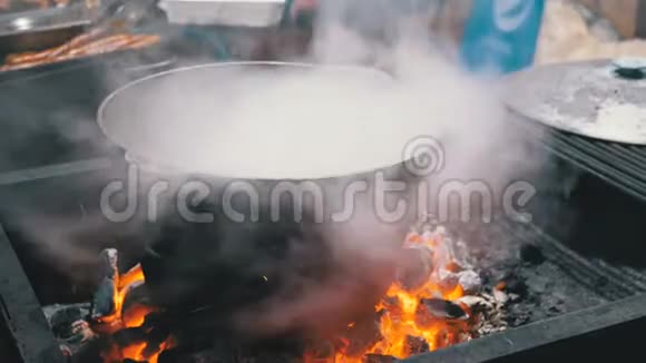 一大桶热食品是在街头的圣诞市场上用煤煮的视频的预览图