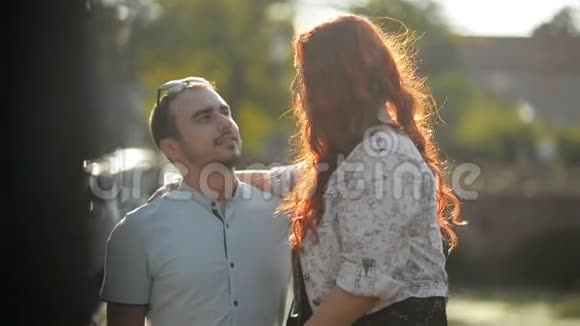 公园里的浪漫情侣在夏天拥抱对方他们互相看着一起快乐视频的预览图