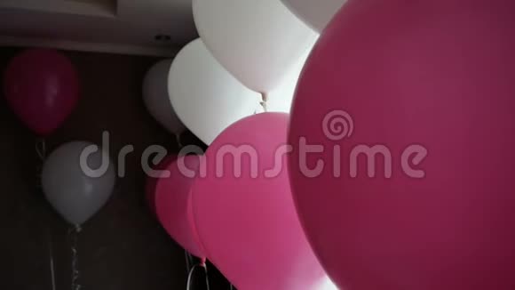 粉红色和白色气球装饰的房间视频的预览图