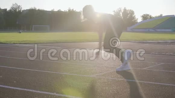 美丽的健身女孩从低起点跑到体育场青年运动员训练视频的预览图