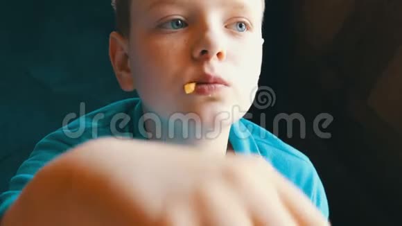 近距离观看少年的嘴一个有胃口的男孩正在快餐店吃薯条视频的预览图