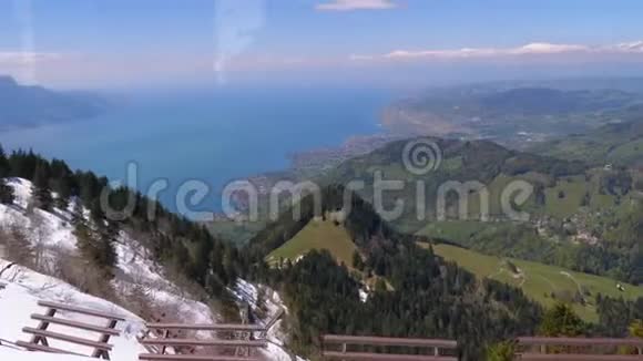 雪山上的火车火车在陡峭的山脉驾驶乌菲尔瑞士阿尔卑斯山视频的预览图