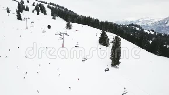 冬季滑雪场雪坡滑雪和滑雪板视频的预览图