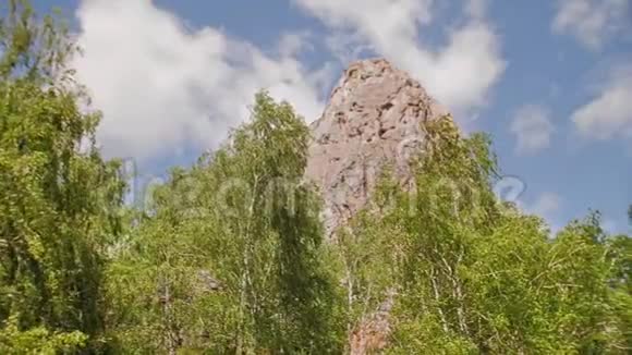 奇异的山岩在蓝天与云彩之间视频的预览图