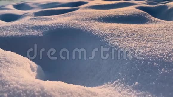 雪崩雪景特写自然日落时间背景中的冰冻河流视频的预览图