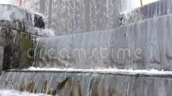 公园里的大喷泉水流在喷泉中跌入水中慢动作超高清4K视频的预览图